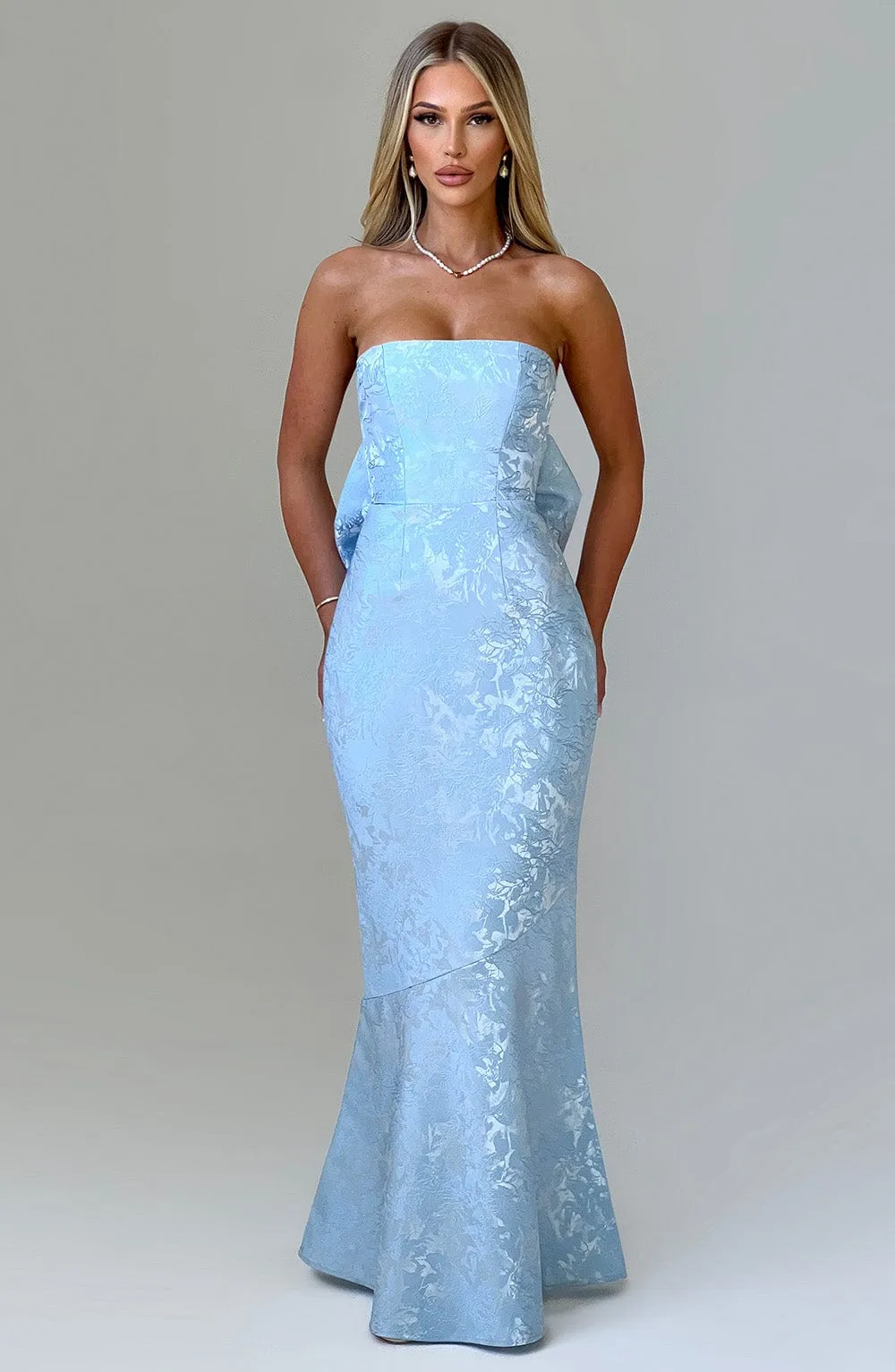 Felicity Maxi Dress warna biru elegan dengan detail pita besar dari 88 LINK