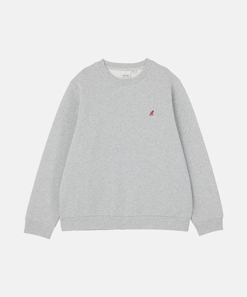 Model memakai SEVENGAMING One Point Crew Sweatshirt warna heather grey dengan celana beige di latar belakang terang.