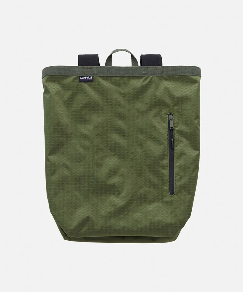 Tas Tote Pack bahan nilon warna olive dari koleksi HAJAR88 dengan desain modern dan tali yang dapat disesuaikan.