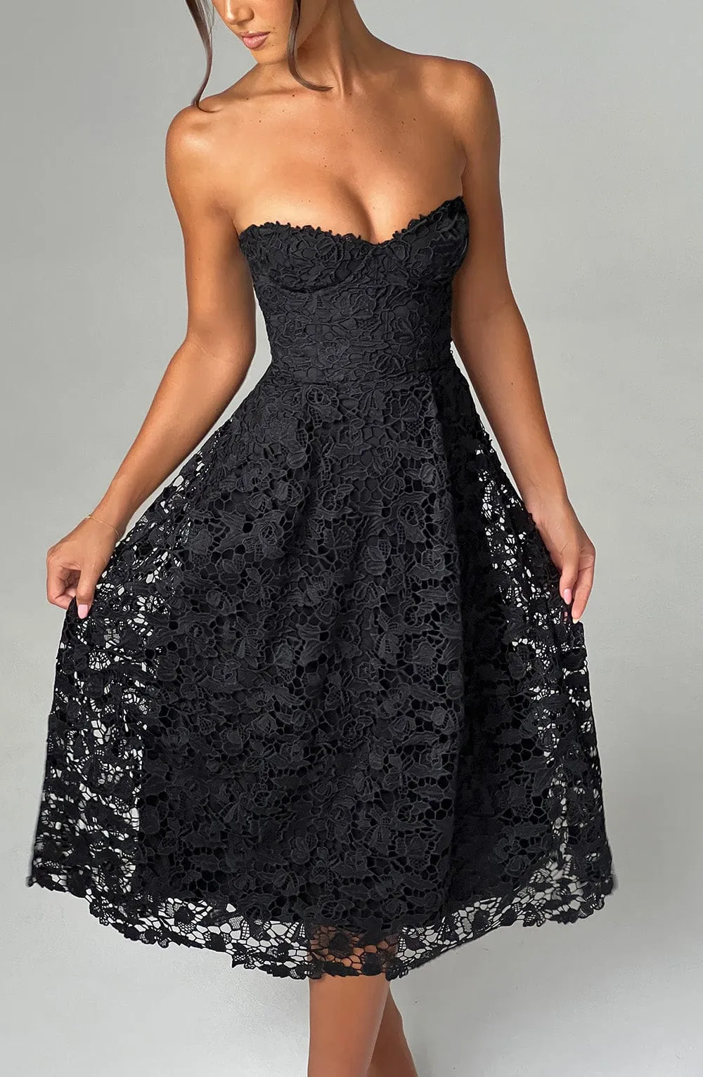 Ishani Midi Dress Black elegan dari koleksi SEVENGAMING