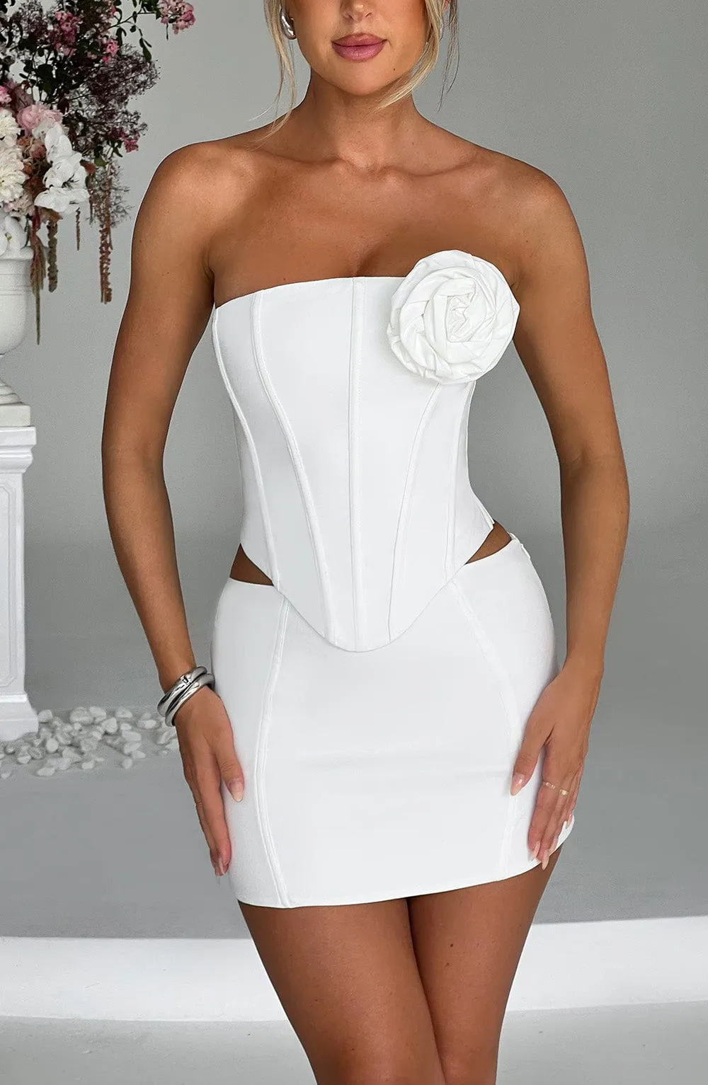 SUMBER88 Jacquie Mini Skirt Ivory warna putih gading dengan potongan mini