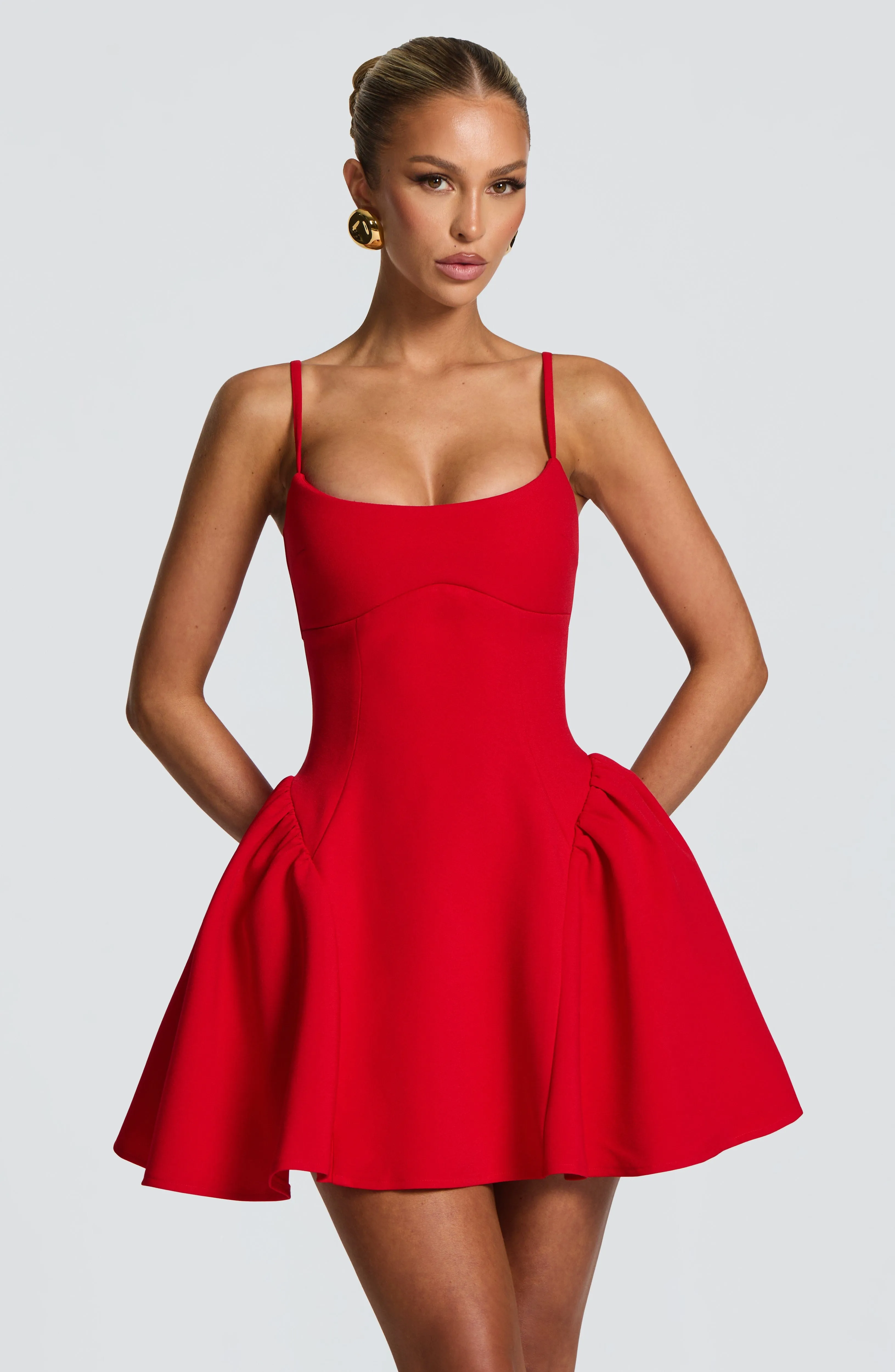 Kiah Mini Dress Red elegan dari koleksi eksklusif DEWI69 untuk pesta malam