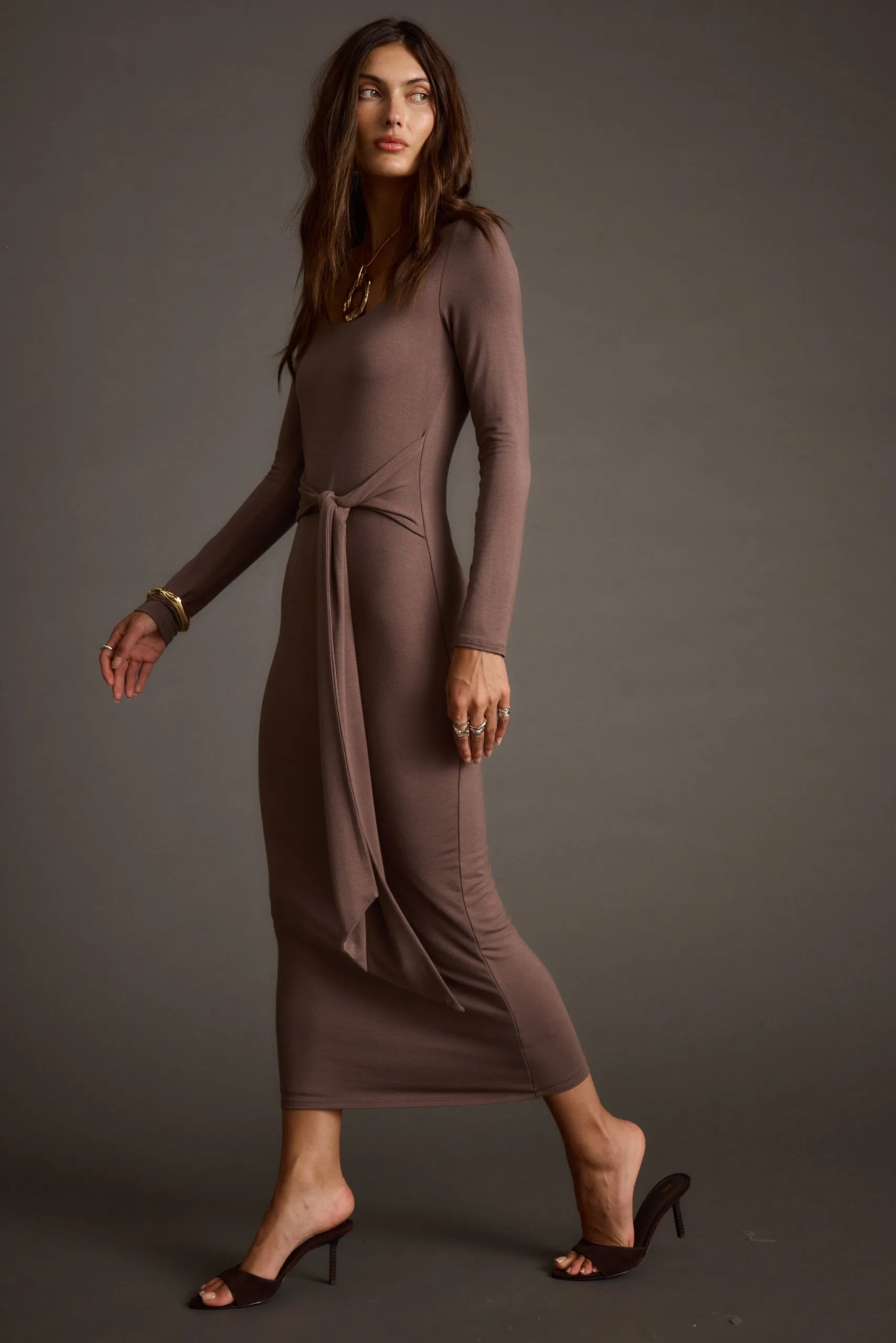 KKSLOT Giavana Dark Taupe Maxi Dress warna taupe elegan