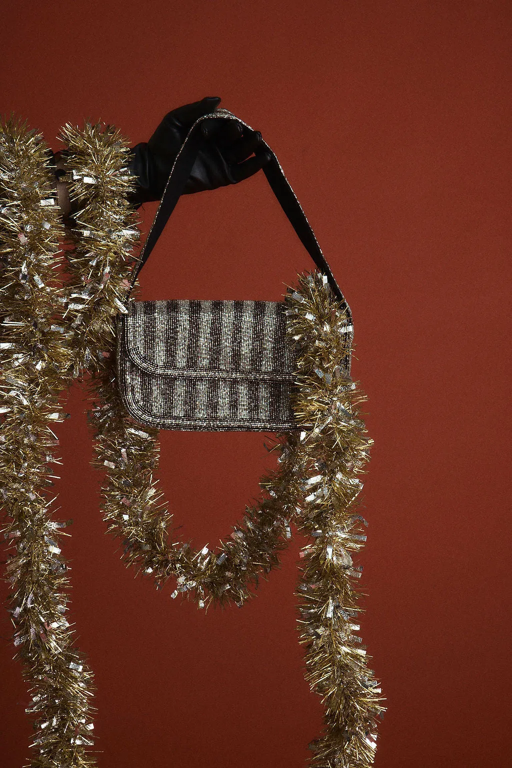 POA88 Lucy Silver and Black Striped Shoulder Bag dengan flap klasik dan manik-manik