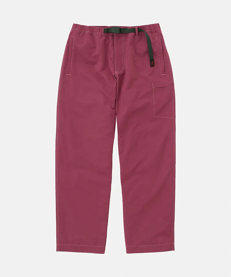 Model mengenakan PANEN168 Milton Pant warna burgundy dengan latar belakang terang untuk gaya casual outdoor.
