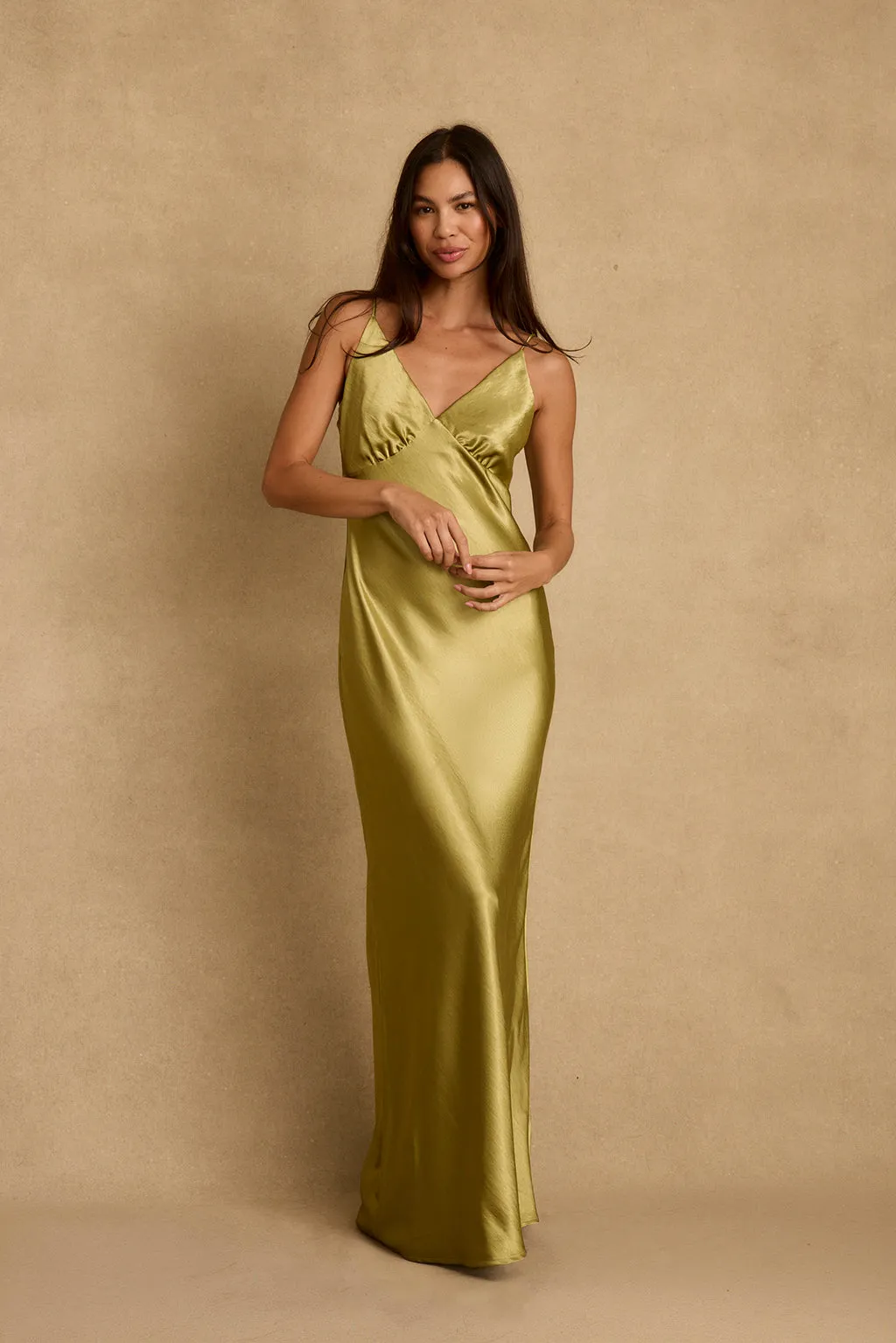 Mirabella Chartreuse Satin Maxi Dress dari 3RAJA dalam balutan warna hijau cerah yang memukau
