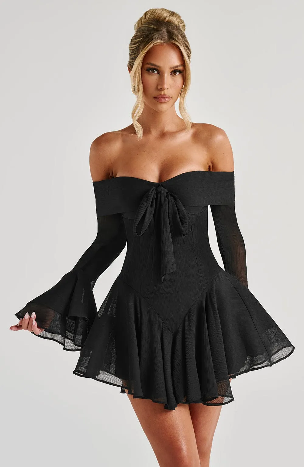 Nerissa Playsuit Black elegan dari koleksi eksklusif POA88