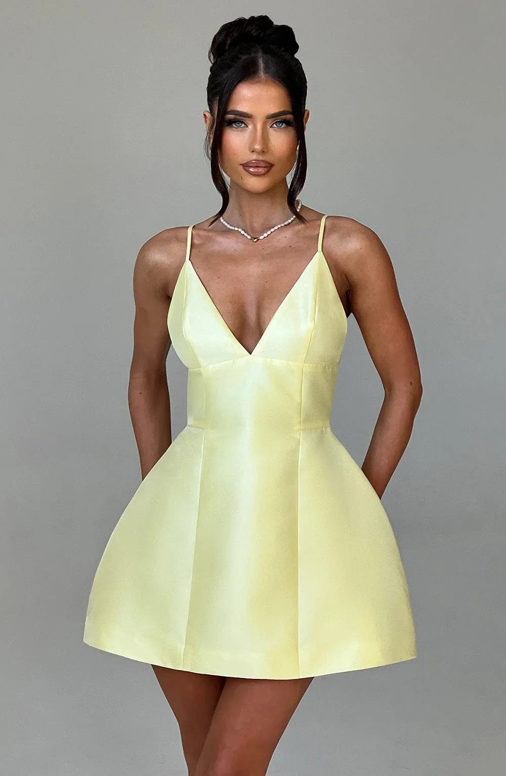 TOKPEDSLOT88 Nicole Mini Dress Lemon satin mewah dengan detail lipatan dan tali bahu yang dapat disesuaikan