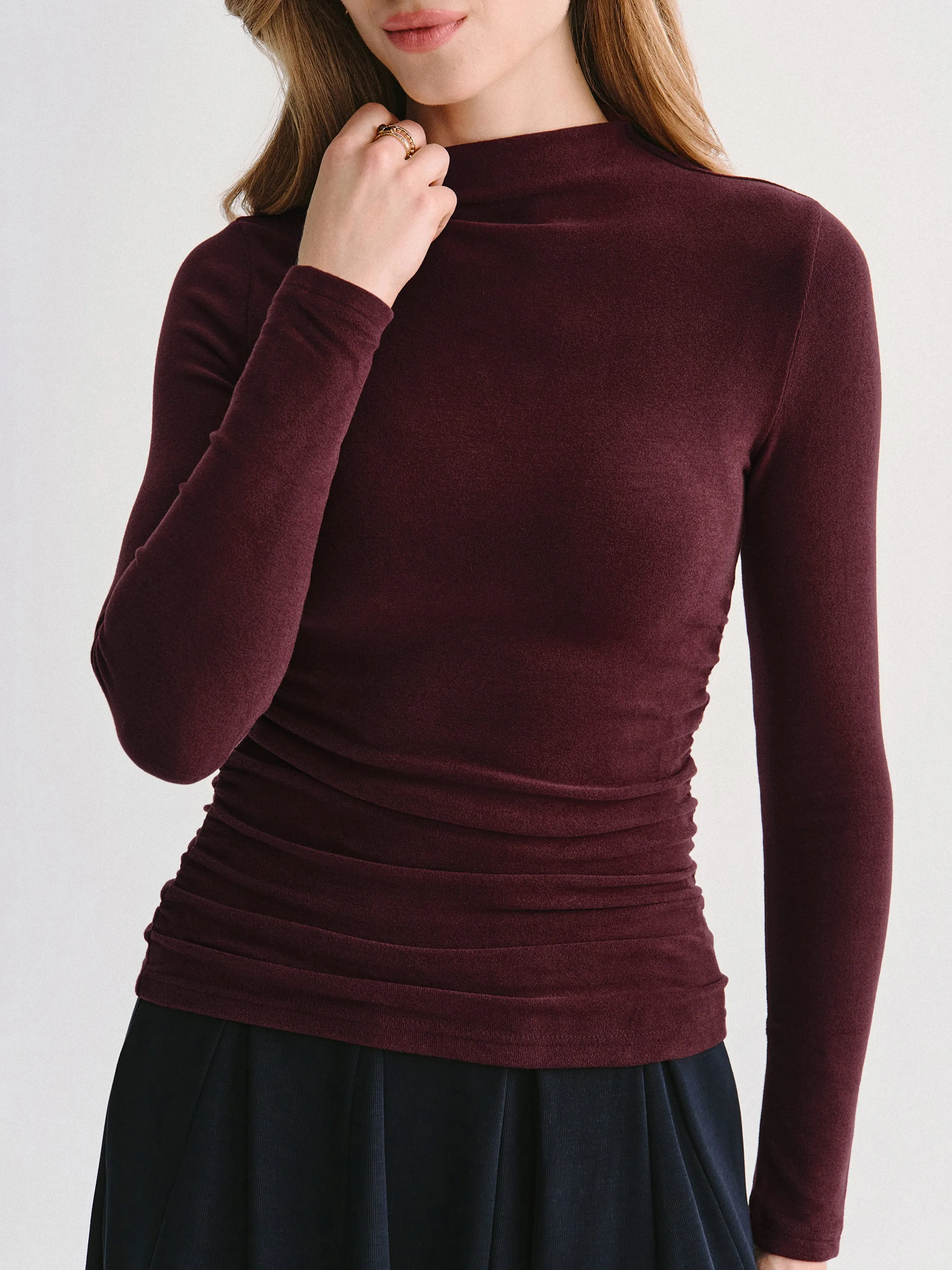 Panduan gaya elegan memakai atasan mockneck lengan panjang untuk aktivitas harian