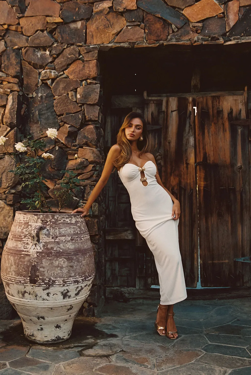 Rayne White Embellished Maxi Dress putih gaya boho eksklusif di GENDUTQQ