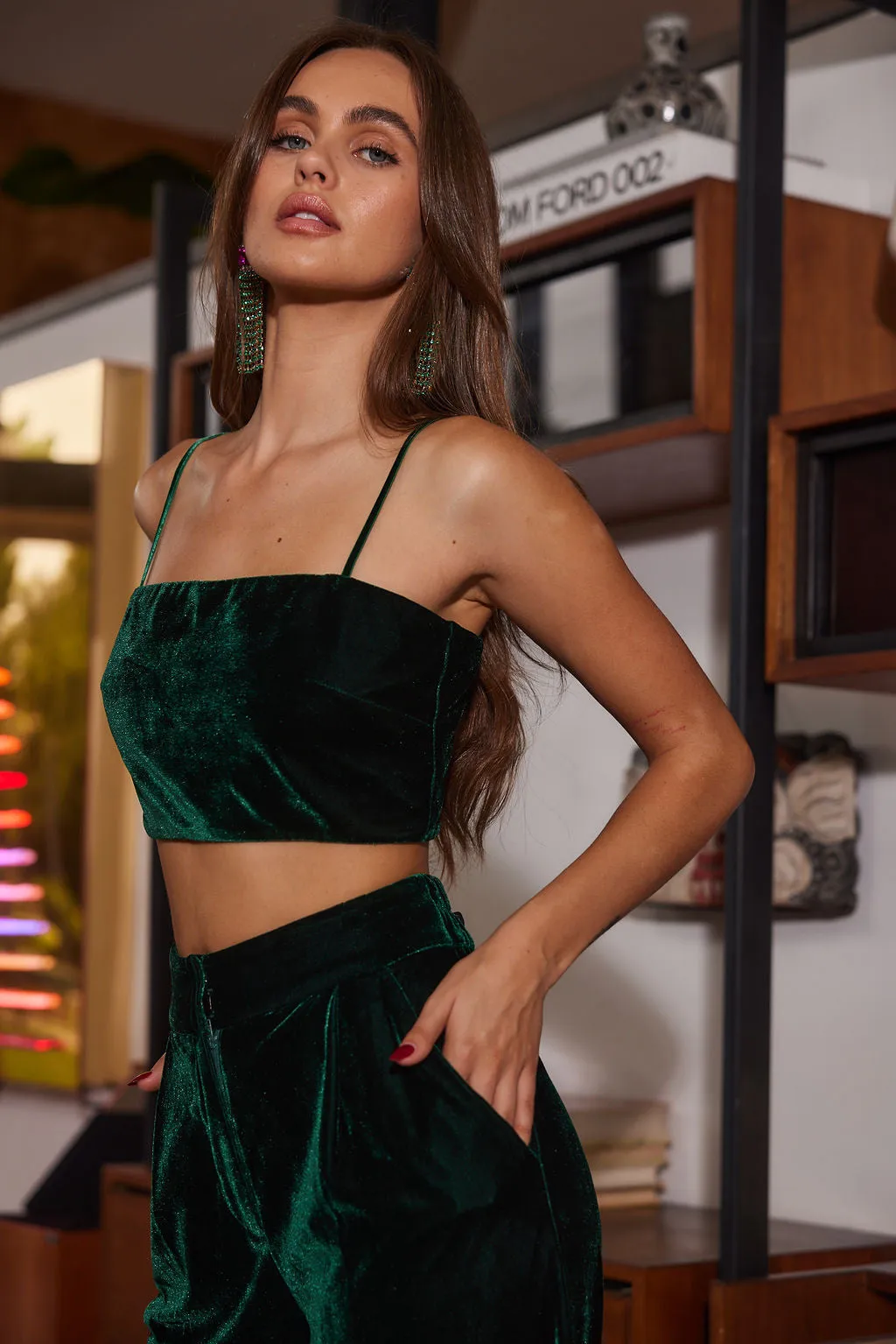 PERKASAJITU Rhea Emerald Velvet Crop Top warna hijau zamrud elegan