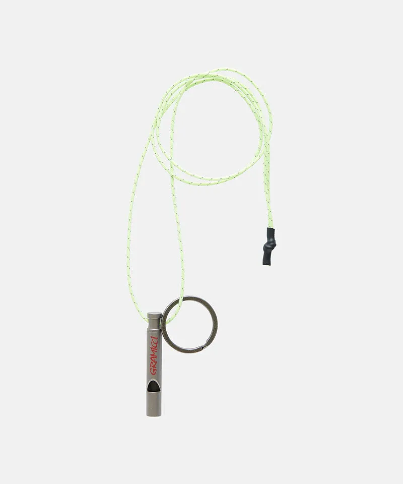Peluit survival titanium warna silver dengan tali parasut hijau terang dari TOKPEDSLOT88