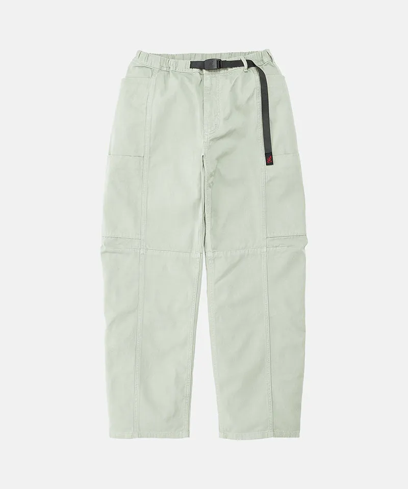 Model mengenakan 88 LINK Voyager Pant warna army pigment dengan gaya kasual