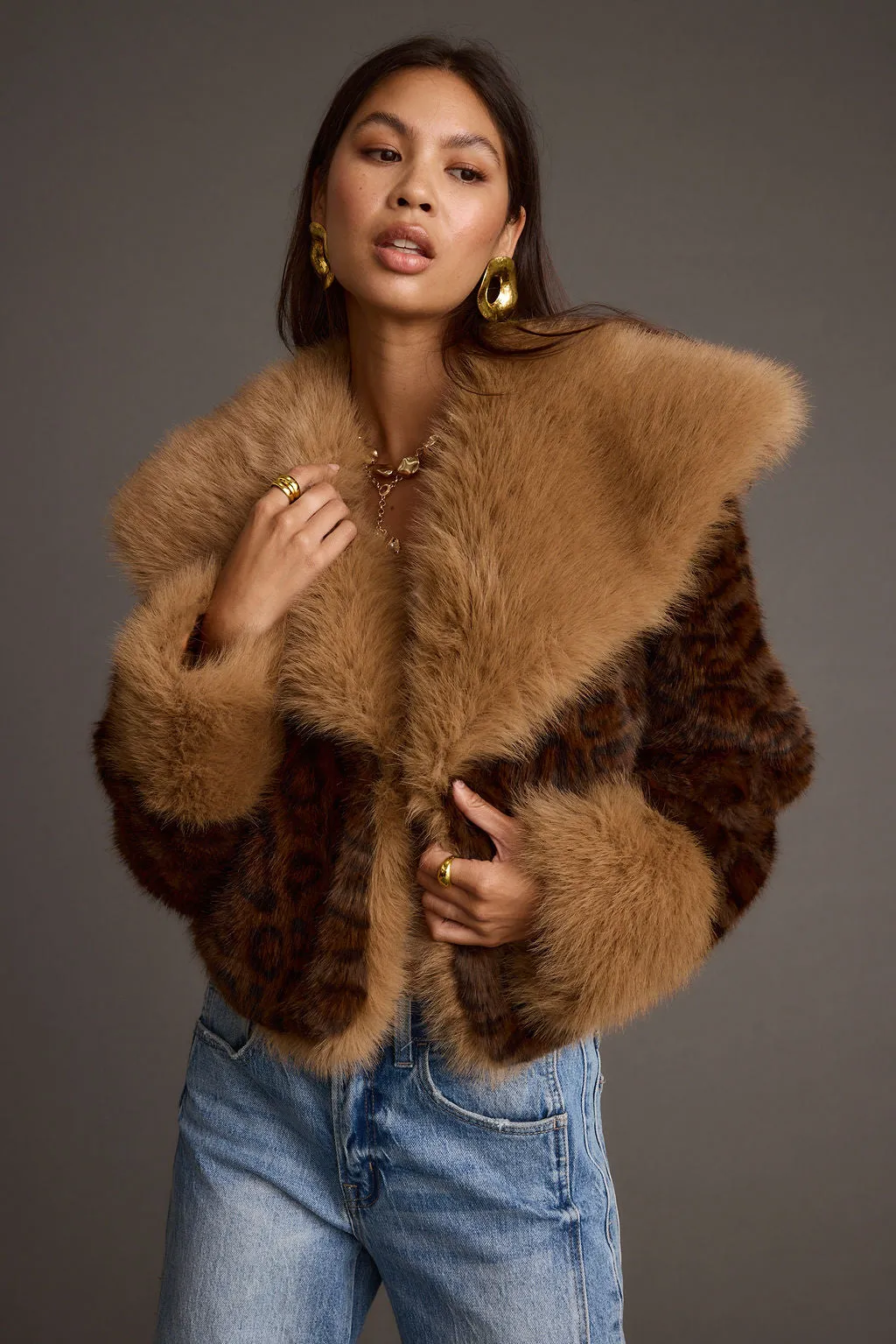 DEWI69 Wild Heart Leopard Faux Fur Cropped Jacket tampak depan dengan motif macan tutul
