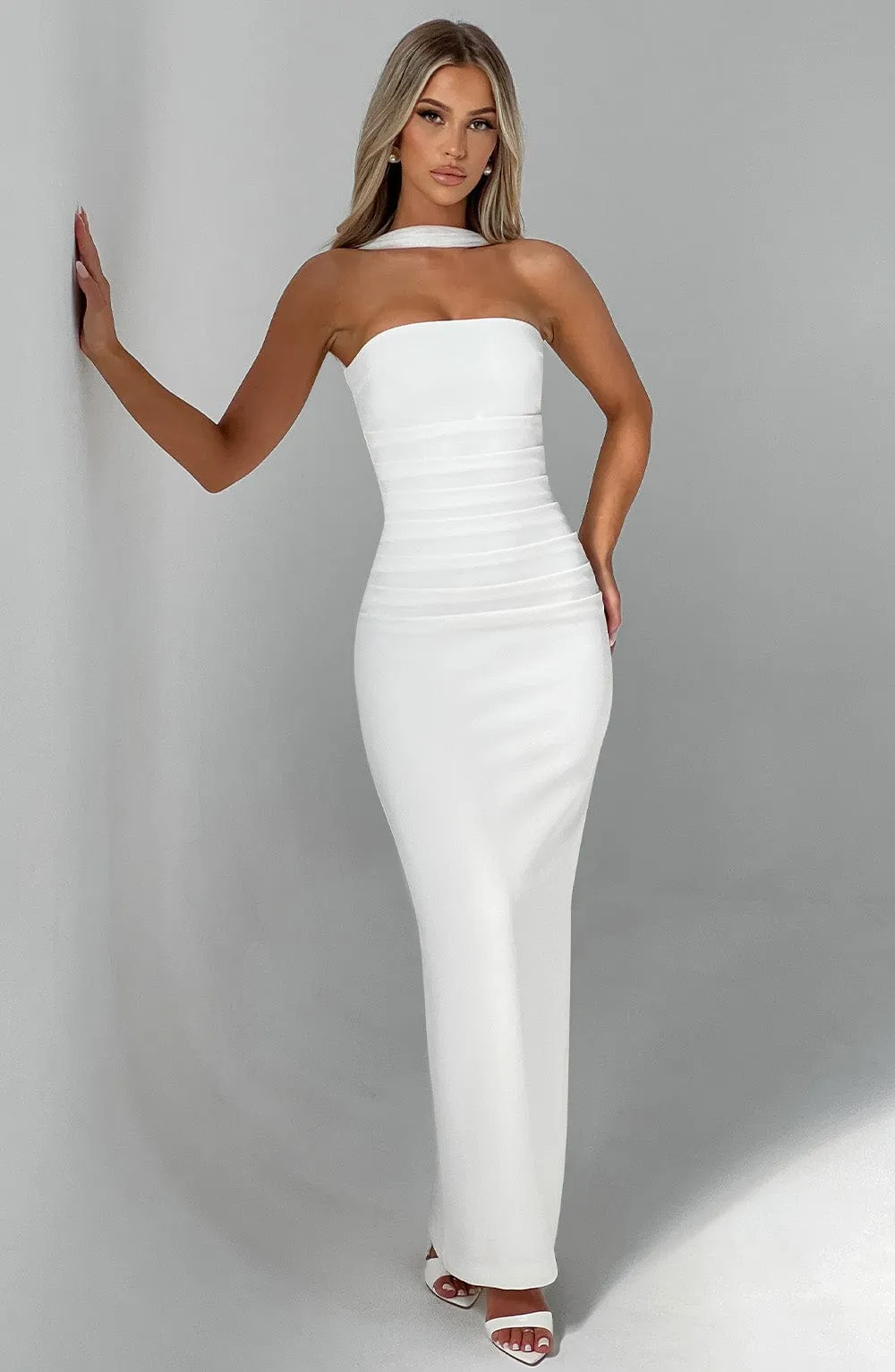 DEWI69 Yulia Maxi Dress Ivory tampak depan dengan desain strapless elegan